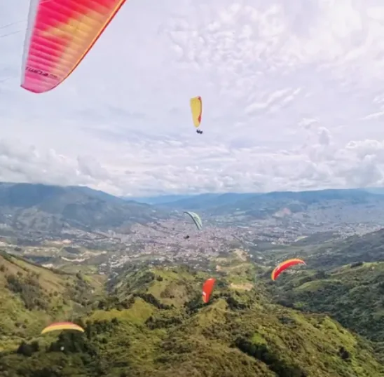 Varios parapentes volando sobre el Valle de Aburrá en Medellín